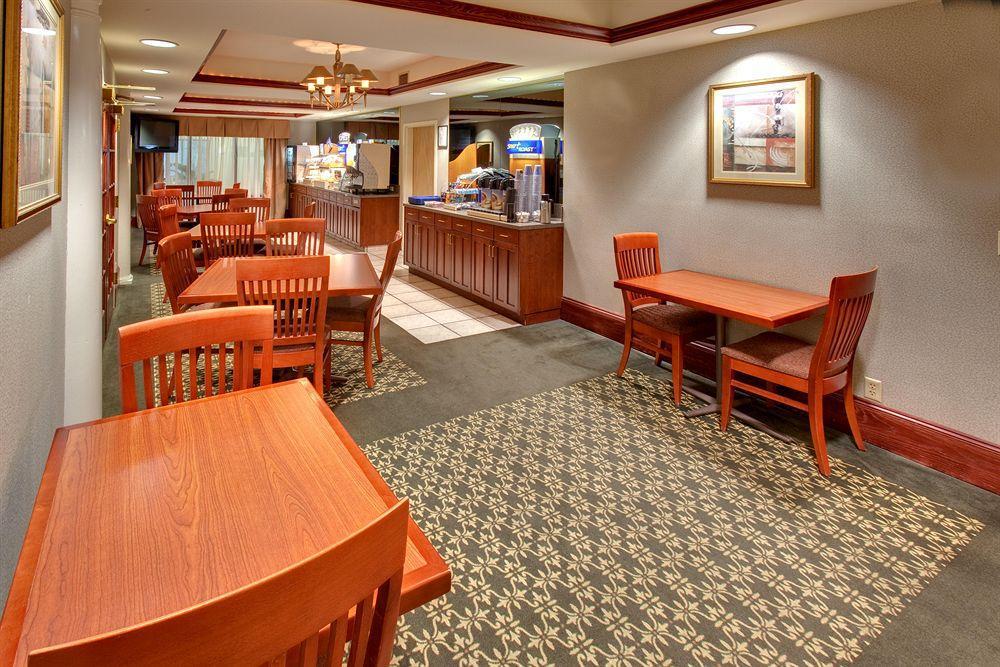 Holiday Inn Express Cedar Rapids - Collins Road By Ihg Εστιατόριο φωτογραφία