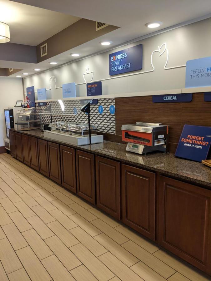 Holiday Inn Express Cedar Rapids - Collins Road By Ihg Εξωτερικό φωτογραφία