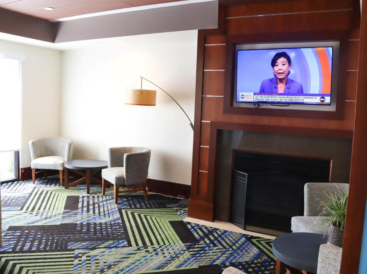 Holiday Inn Express Cedar Rapids - Collins Road By Ihg Εξωτερικό φωτογραφία