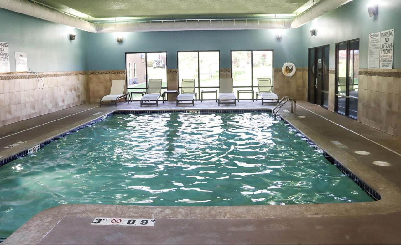 Holiday Inn Express Cedar Rapids - Collins Road By Ihg Εξωτερικό φωτογραφία