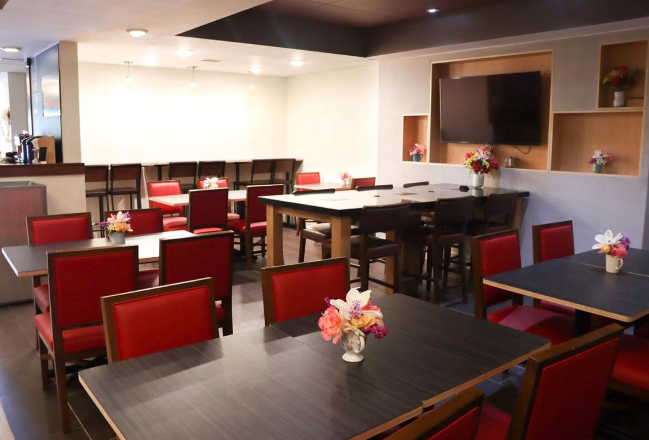 Holiday Inn Express Cedar Rapids - Collins Road By Ihg Εξωτερικό φωτογραφία