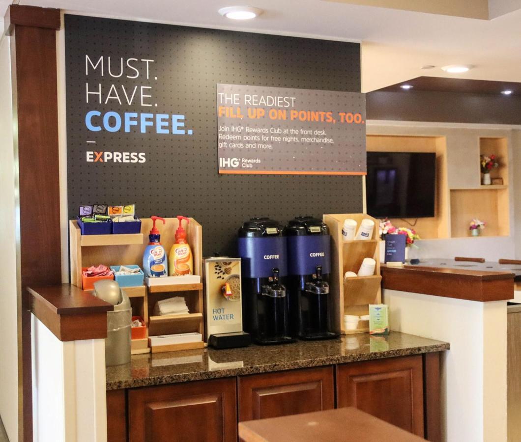 Holiday Inn Express Cedar Rapids - Collins Road By Ihg Εξωτερικό φωτογραφία