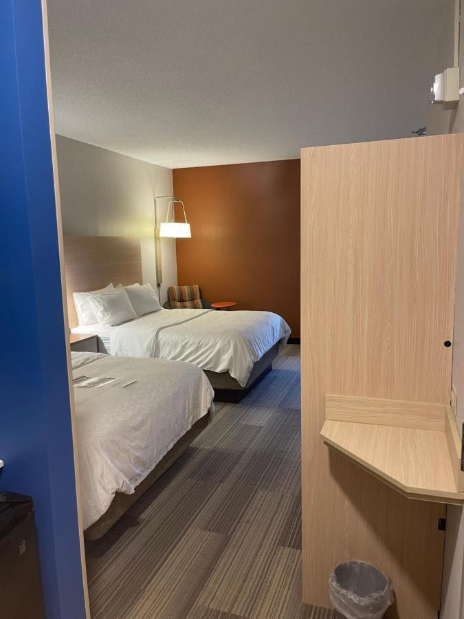 Holiday Inn Express Cedar Rapids - Collins Road By Ihg Εξωτερικό φωτογραφία