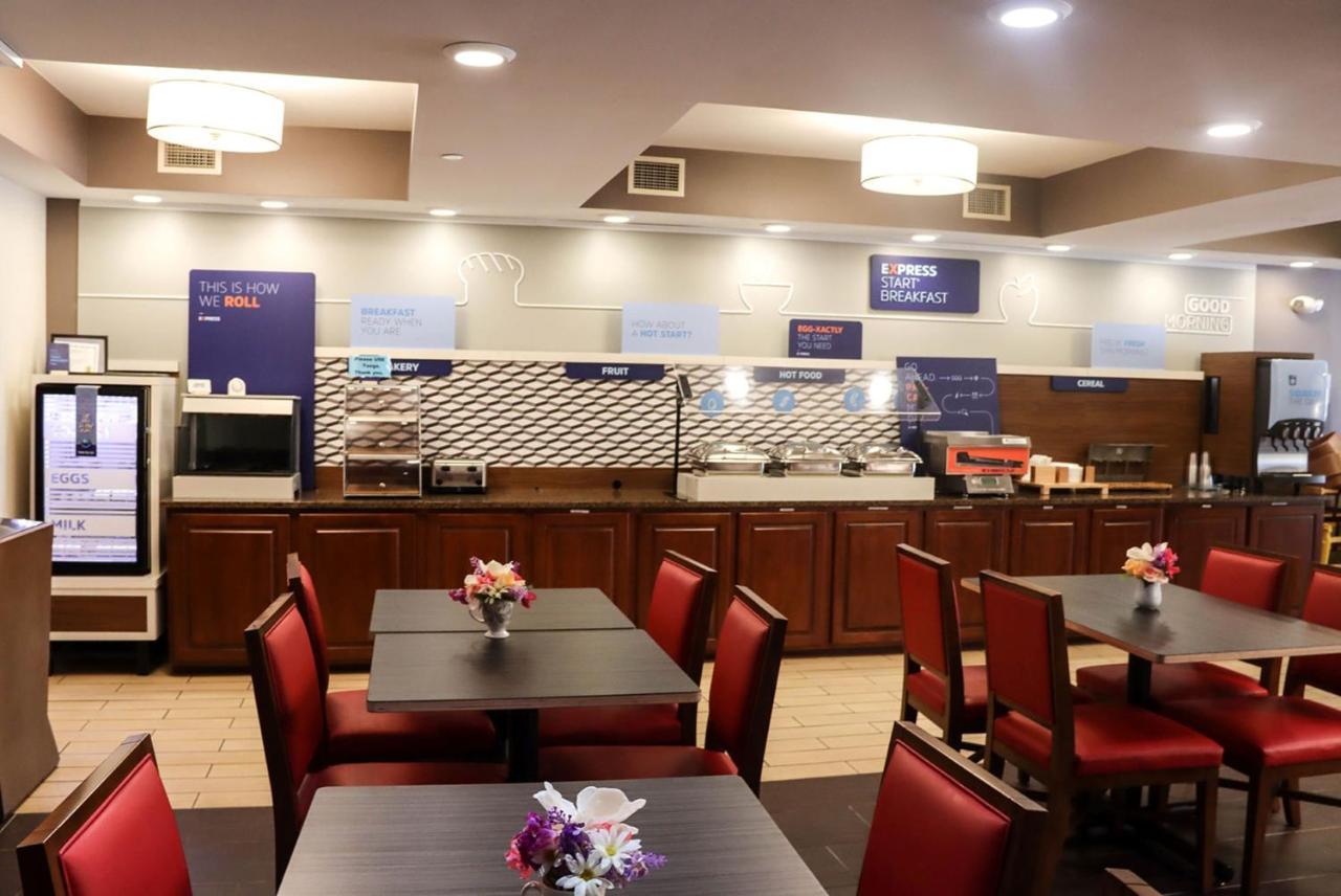 Holiday Inn Express Cedar Rapids - Collins Road By Ihg Εξωτερικό φωτογραφία