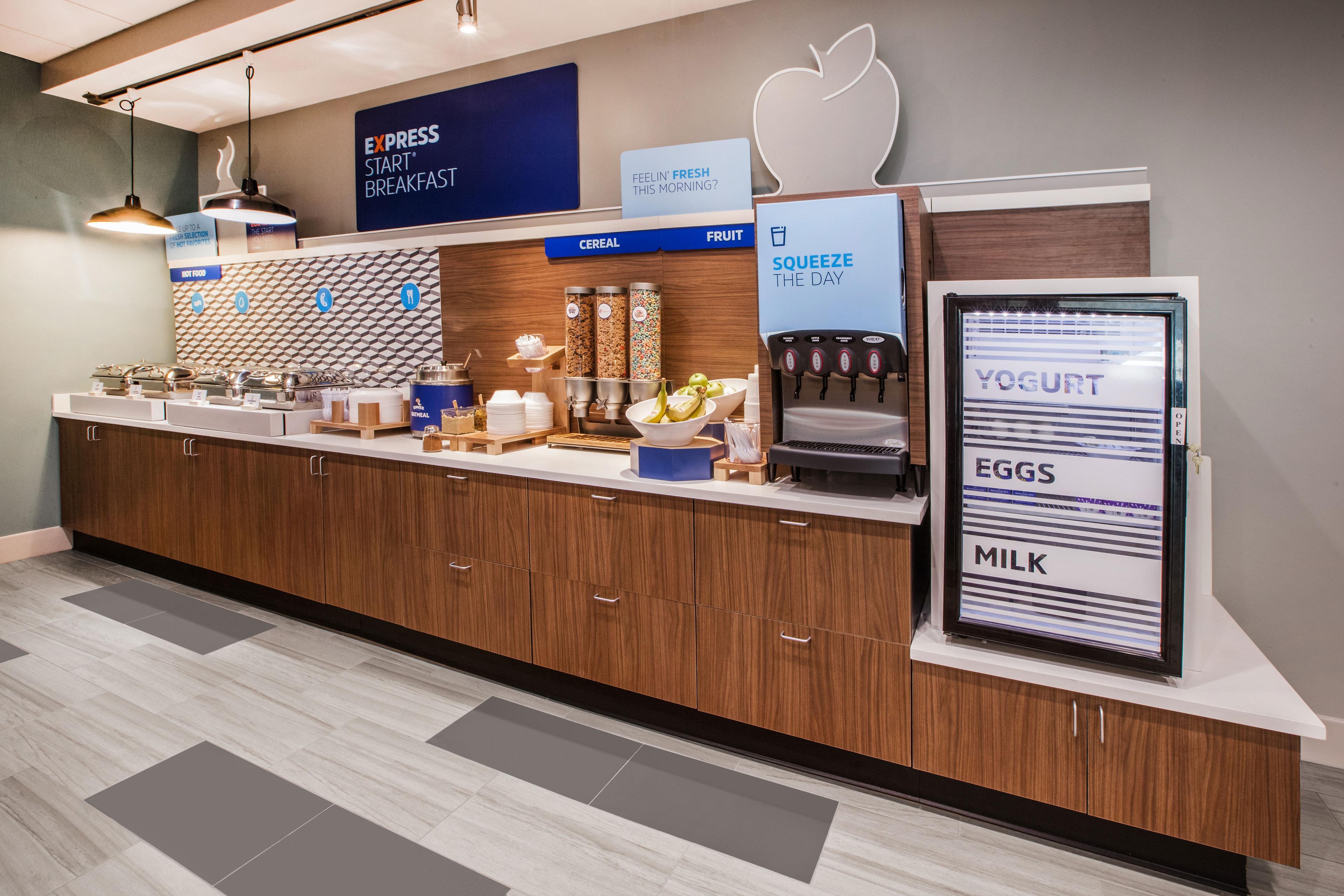 Holiday Inn Express Cedar Rapids - Collins Road By Ihg Εξωτερικό φωτογραφία